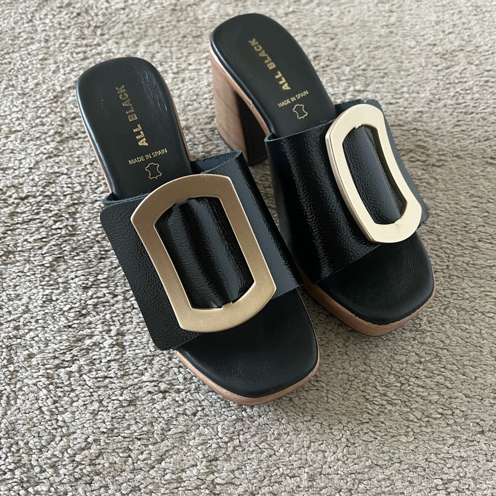 Hi Elegante Large Buckle Heel-Black
